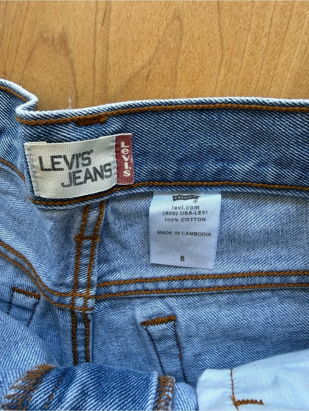 Levi's 550 Light Blue Denim Jeans with Contrast Stitching - Picture 2 of 4